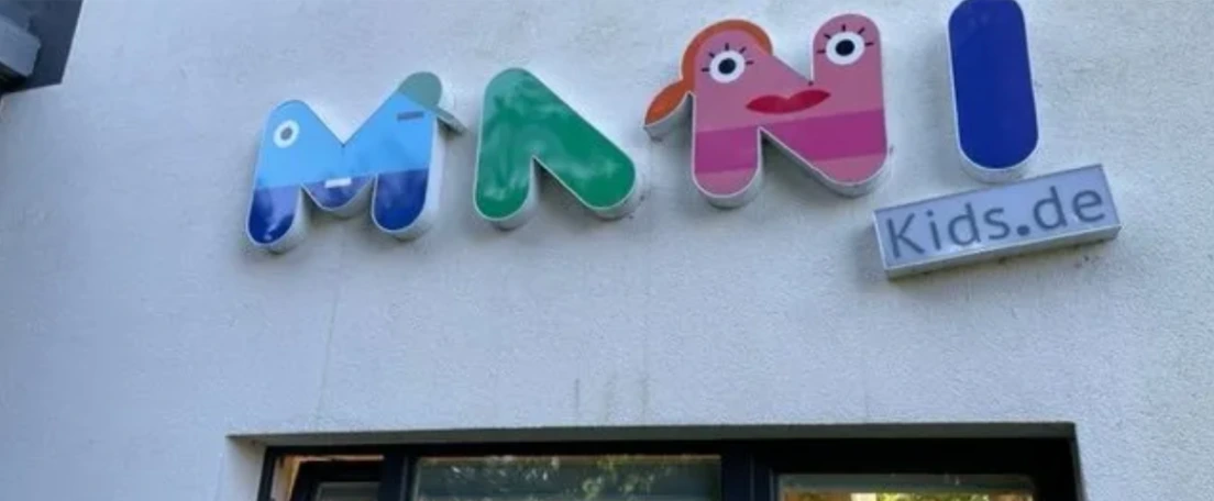 MaNi-Kids-Schriftzug an der Fassade