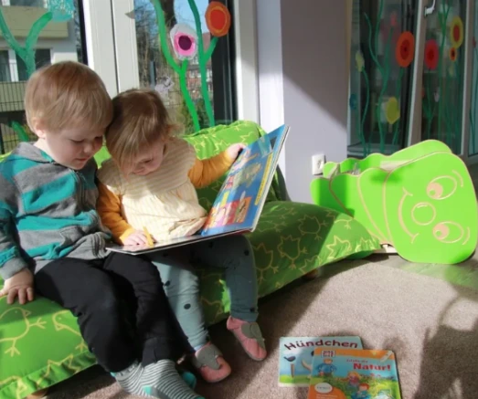 Kinder beim gemeinsamen Lesen