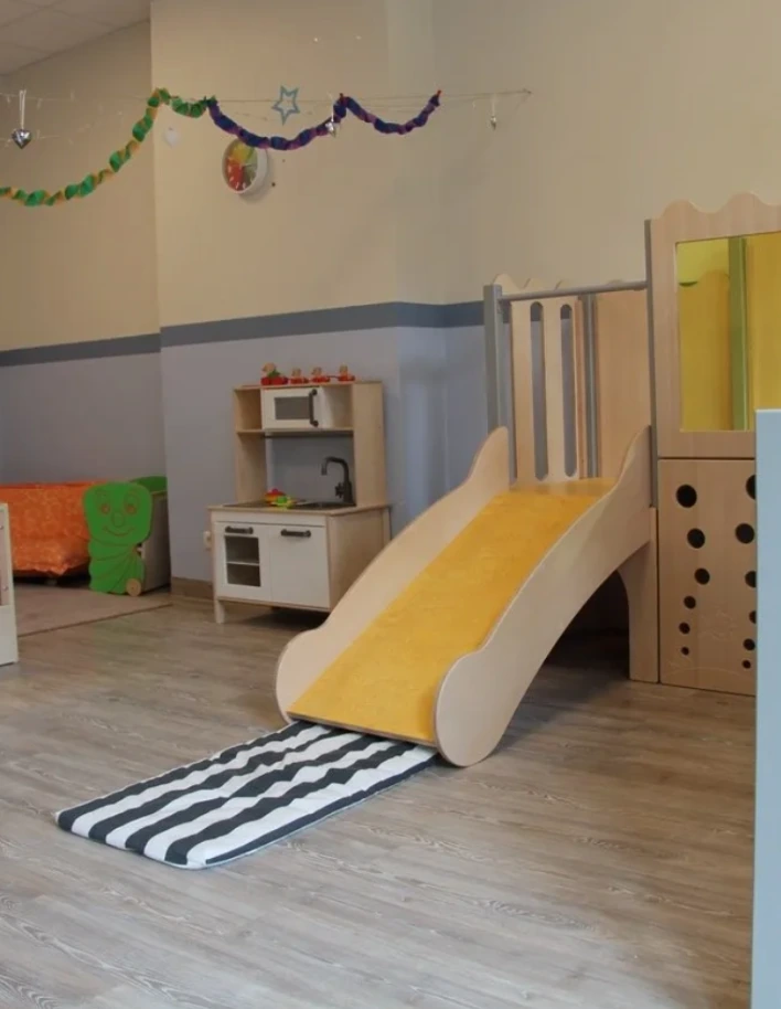 Spielraum mit Holzrutsche